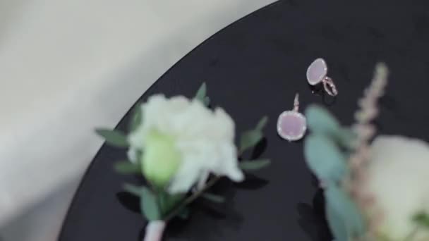 Nevěsty ruka táhne na náušnice — Stock video