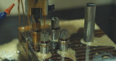 Öğütme metal işleme işlemi. Hassas endüstriyel Cnc kesim değirmen Fabrikası'nda tarafından metal ayrıntı işleme