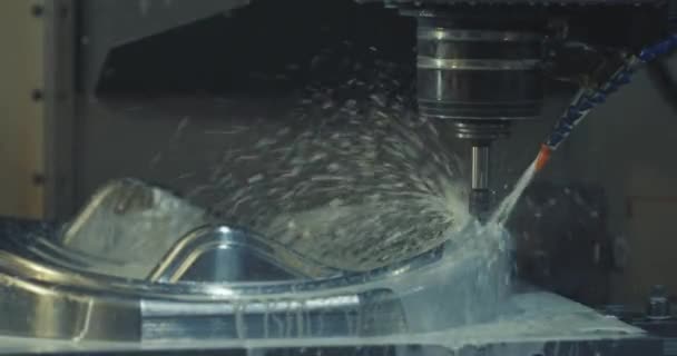 Fresagem de metais. Processamento industrial de precisão de peças metálicas em uma máquina CNC, close-up — Vídeo de Stock