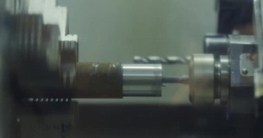 Metal işçiliği. Bir Cnc makinesinde metal parçaların hassas endüstriyel işlemesi, yakın çekim görüntüsü, ayrıntılar