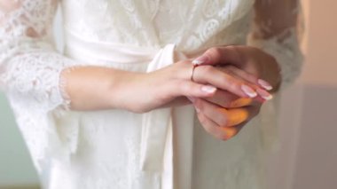 Gelinlerin ellerine yakın çekim. Evlilik yüzüğünü hazırlıyorlar.