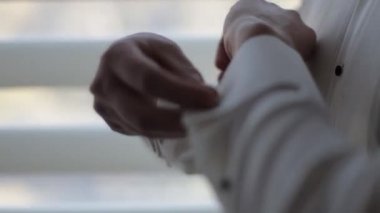 Beyaz gömlekli adamın elleri yakın plan.