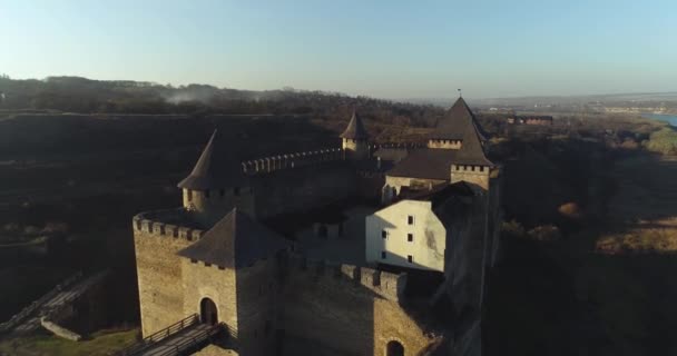 Ucraina, Hotinskaya fortezza nella città di Khotyn regione di Chernivtsi sotto il cielo blu, closup — Video Stock