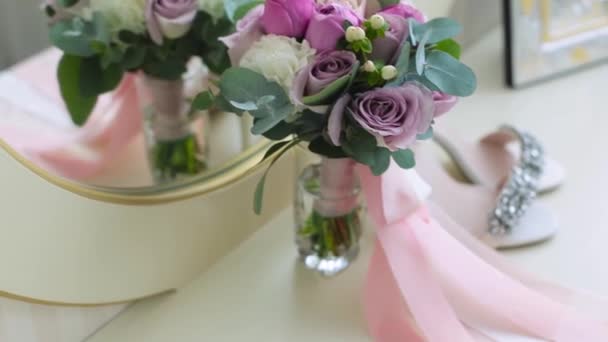 Wedding bouquet and shoes closeup on white table — Stock Video