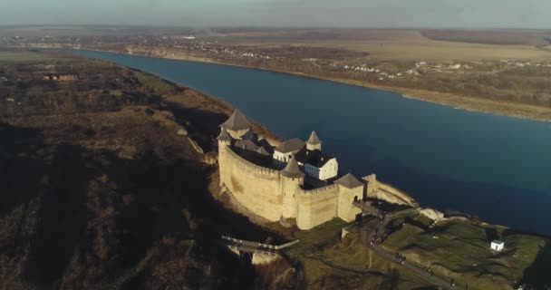 Ukraina, Hotinskaya fästning i Khotyn stad Tjernivtsi regionen under den blå himlen — Stockvideo