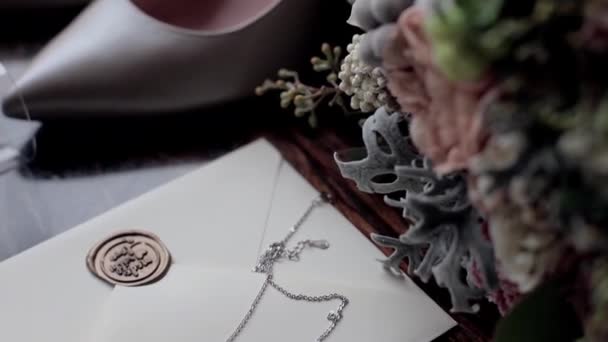 Mooie bruiloft accessoires close-up op donkere achtergrond — Stockvideo