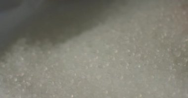 Torbada granüler plastik, yavaş çekim.