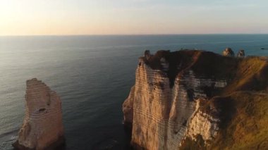 Etretat yakınlarındaki doğal kaya. Normandiya. Fransa. Etretat, Fransa 'daki üç doğal kemeri ve popüler günlük gezisi ile ünlüdür. 2019-04-26