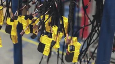 Arabalarda montaj için elektrik kabloları, fabrikadaki raflarda bitmiş ürünler. Endüstriyel üretim, iş organizasyonu. Elektrikli araçlar için sarı kablolar.