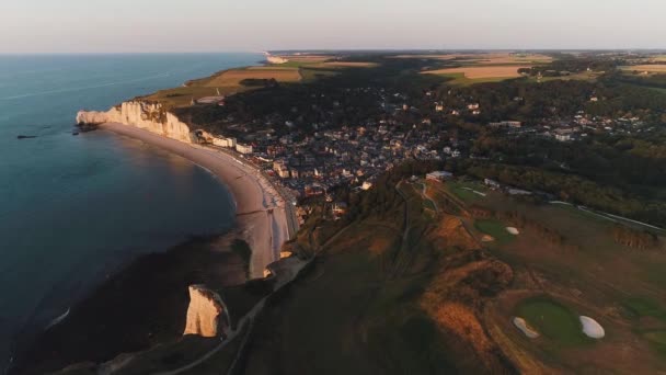 Bella vista estiva di Etretat, Normandia, da vista aerea — Video Stock