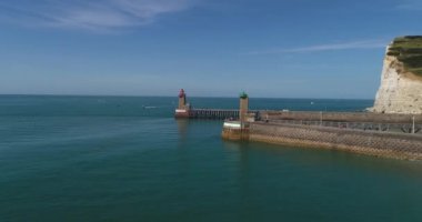 Fecamp, Fransa - 20 Ağustos 2019 Fecamp limanındaki rıhtım ve deniz feneri. Normandiya Fransa