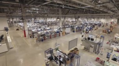 Steril fabrika salonunda yüksek teknoloji ürünü otomobil ve jet modülleri ve yüksek teknoloji ürünü Plovdiv, Sensata Bulgaria, 08 Nisan 2016.