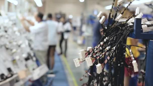 Uji coba pekerja untuk mendefinisikan bagian kualitas kabel untuk mobil di pabrik modern di bengkel produksi — Stok Video
