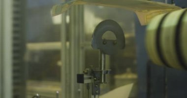 Plastik oyuncakların üzerindeki robot yapıştırıcı etiketi devrede