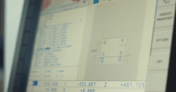 A exibição da fresadora de controle, na qual vai o programa de detalhes de fabricação. Alterando o código do programa, Close-up — Vídeo de Stock