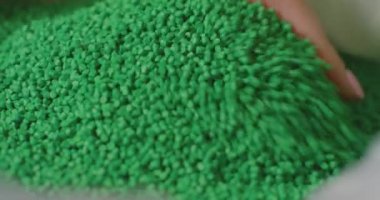 Torbada yeşil granüler plastik, yavaş çekim.