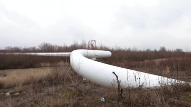 Panorama Boru Hattı taşımacılığı, petrol, doğal gaz veya su gibi ürünleri uzun mesafelerde taşımanın en yaygın yoludur. Kamera boru hattı boyunca yavaşça hareket ediyor. Animasyon döngüseldir. 2019