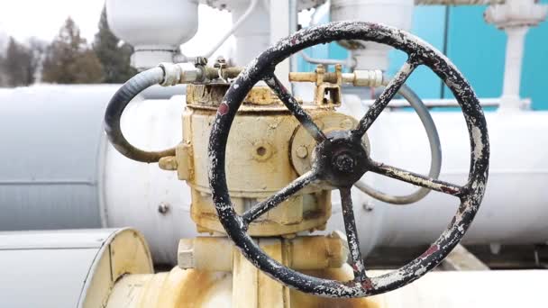 Primer plano de la válvula blanca en la tubería para apagar líquidos, gas o aire en equipos industriales en plantas químicas y metalúrgicas . — Vídeos de Stock