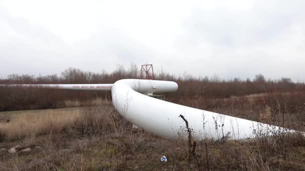 Panorama Pipeline transporte é a maneira mais comum de transporte de mercadorias, tais como petróleo, gás natural ou água em longas distâncias. A câmera está se movendo lentamente ao longo do gasoduto. A animação é desmontável. 2019 — Vídeo de Stock