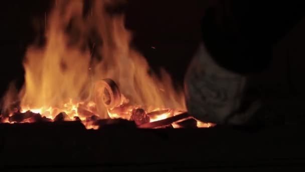 Металург викував гарячий шматок металу, крупним планом — стокове відео