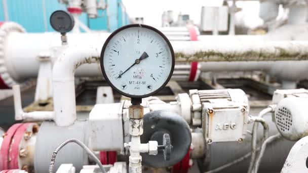 Primer plano de manómetro, tuberías y válvulas de grifo del sistema de calefacción de gas en una sala de calderas. Manómetro: un dispositivo para medir la presión del fluido en la tubería. 2019 — Vídeo de stock