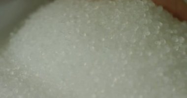 Torbada granüler plastik, yavaş çekim.