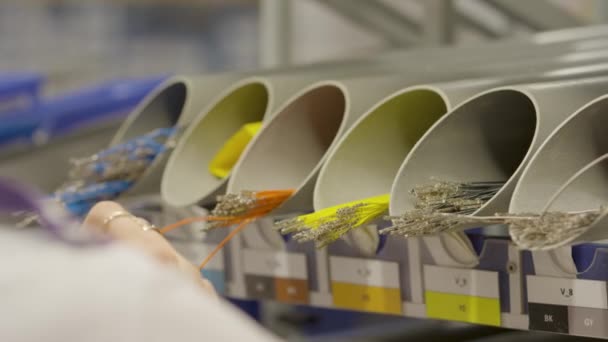 Planta de fabricación de cables electrónicos para automóviles, primer plano en las manos que componen el cable — Vídeo de stock