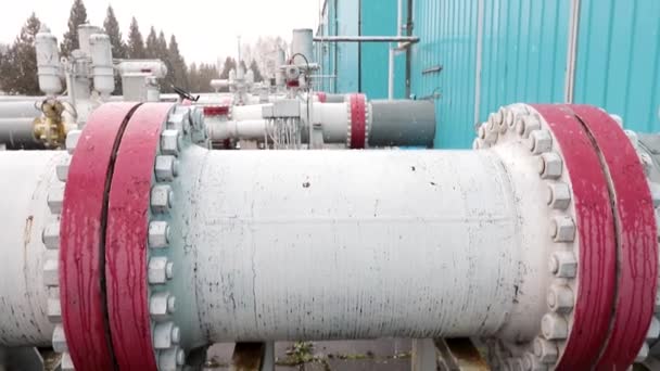 Трубы и другое оборудование внутри российской газоизмерительной станции. Украинский регион . — стоковое видео