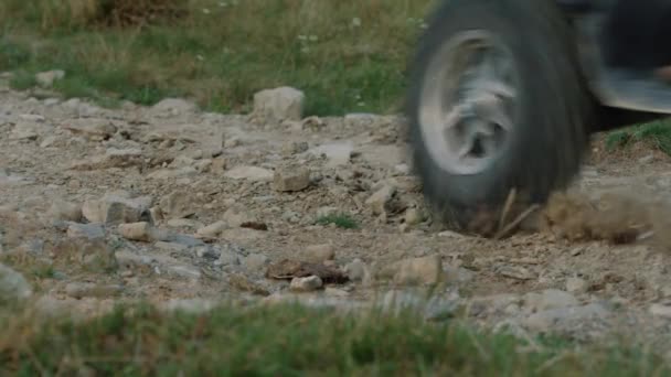 quad vélo dérive sur une route de montagne, gros plan 