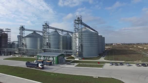 Tanques de almacenamiento para trigo y otros cultivos, verano 2019 — Vídeo de stock