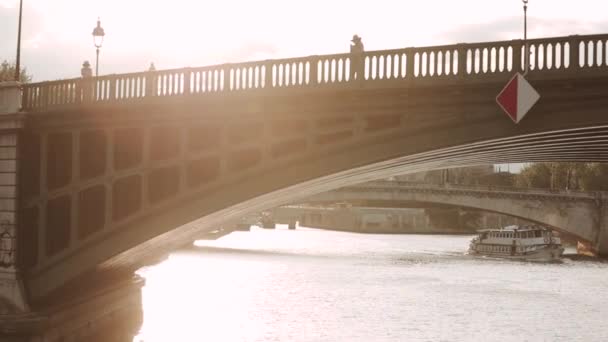 Le navire navigue sous le pont surplombant Notre Dame — Video