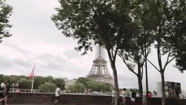 París, Francia - 15.08.2019, el coche pasa por la Torre Eiffel — Vídeo de stock