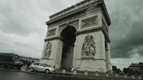 Carro dirige perto do Arco do Triunfo, verão 2019 — Vídeo de Stock