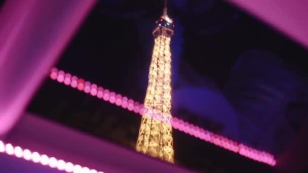 Vue sur la Tour Eiffel depuis la fenêtre du navire — Video