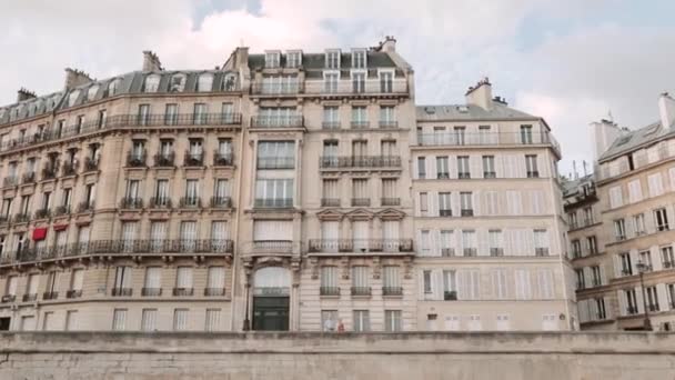 Panorama van een huis vanaf een schip dat over de Seine vaart — Stockvideo