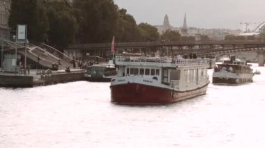 Bulutlu bir günde Paris şehri Seine, Fransa nehrinde ünlü bir feribottur.