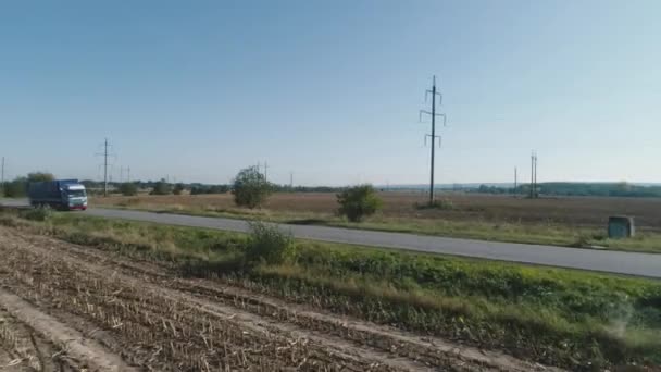 El camión viaja a lo largo de la carretera, verano 2019 — Vídeo de stock