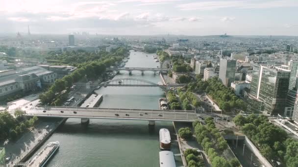 Vista aérea de París, Francia desde el río Sena, puentes — Vídeo de stock