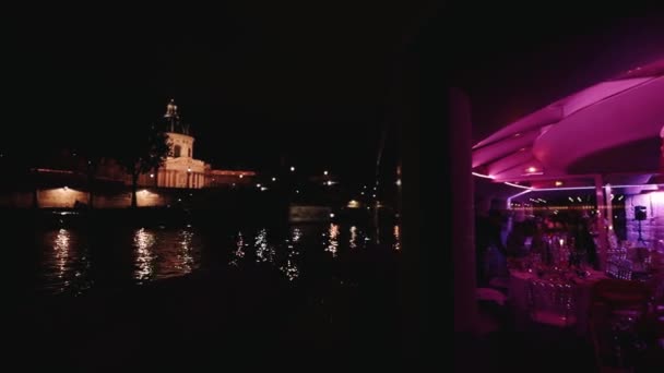 Malam Paris. closeup dari kapal berlayar di Seine — Stok Video