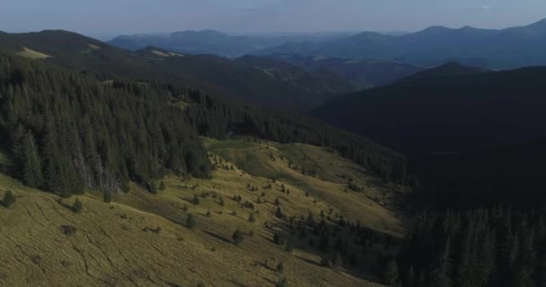 Egy csodálatos kilátás nyílik a hegyekre, a magassága a madarak-szem — Stock videók