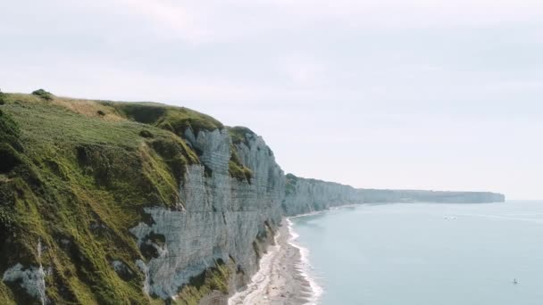 Etretat, Normandy, wide plan on the slopes of the Atlantic Ocean, summer 2019 Royalty Free Stock Footage