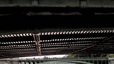 Gemi, Seine Nehri, Paris, Fransa, Yaz 2019 'da köprünün altından geçiyor.