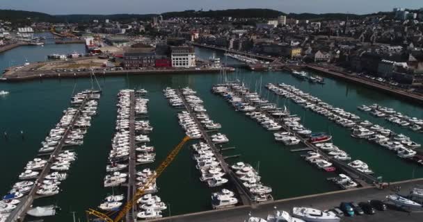 Панорама порта на побережье города — стоковое видео