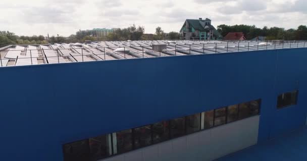 Panorama von unten nach oben auf dem Dach der Solarfabrik, langsam — Stockvideo