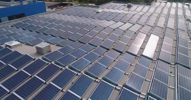 Круговая панорама солнечных батарей на крыше завода, лето 2019 г. — стоковое видео