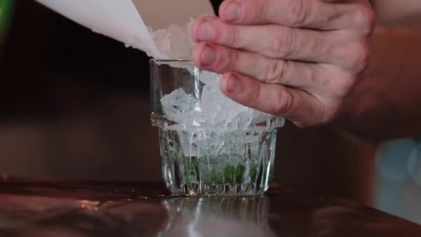 Gelo esmagado atinge o vidro, câmera lenta. Conceito de cocktail . — Vídeo de Stock