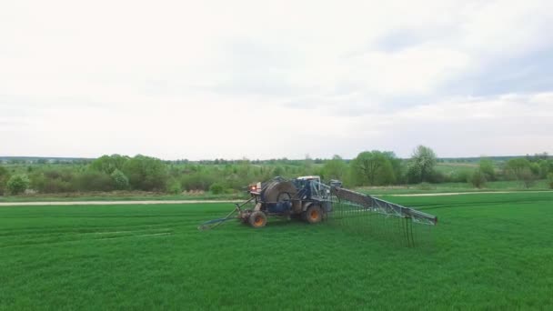 Velký zemědělský traktor rozmetá na louce hnůj. příprava na jarní polní práce — Stock video