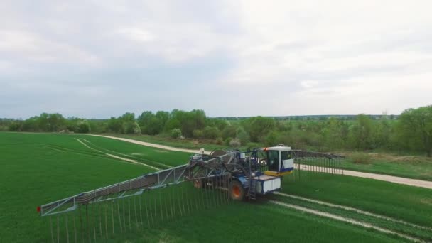 Letecký pohled na farmářský traktor rozmetávající hnůj na poli. příprava na jarní terénní práce 2019 — Stock video