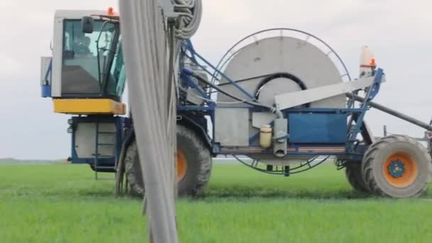 Tractor agrícola extiende estiércol en el campo en preparación para la siembra de nuevos cultivos, primavera 2019 — Vídeos de Stock