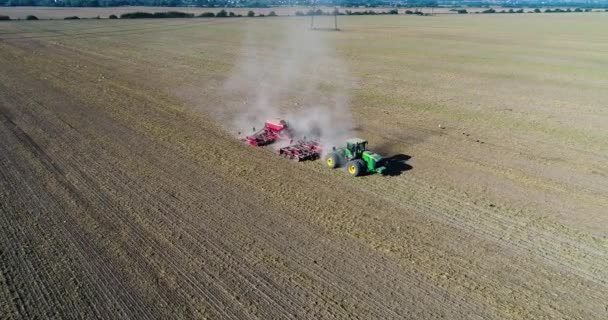 Vår. Grön traktor körs i fält — Stockvideo